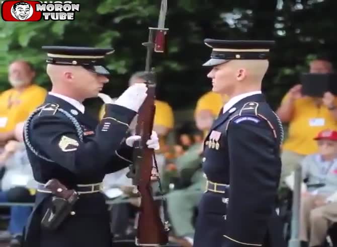 Video :This American soldier handles a gun in an incredible manner!